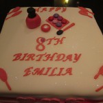 girls_make_up_birthday_cake